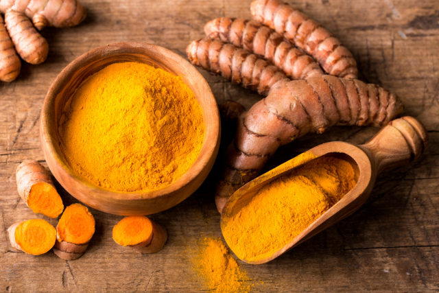 Màu vàng của mì đến từ màu của củ nghệ tươi