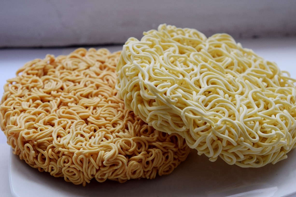Vắt mì khô ráo sau khi chiên