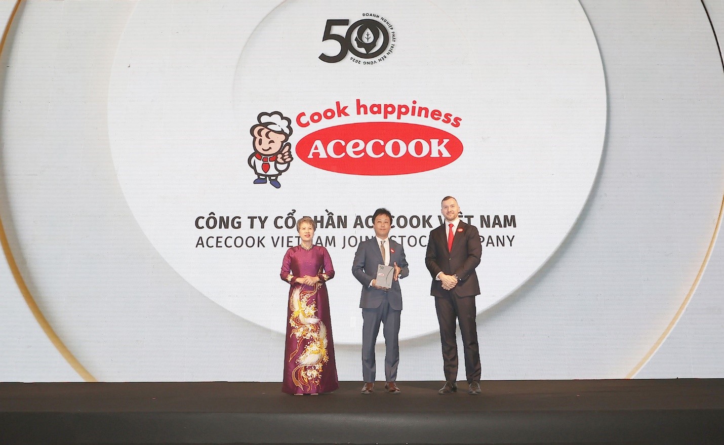 Đại diện Acecook Việt Nam nhận giải Top 50 doanh nghiệp phát triển bền vững tiêu biểu tại Việt Nam.