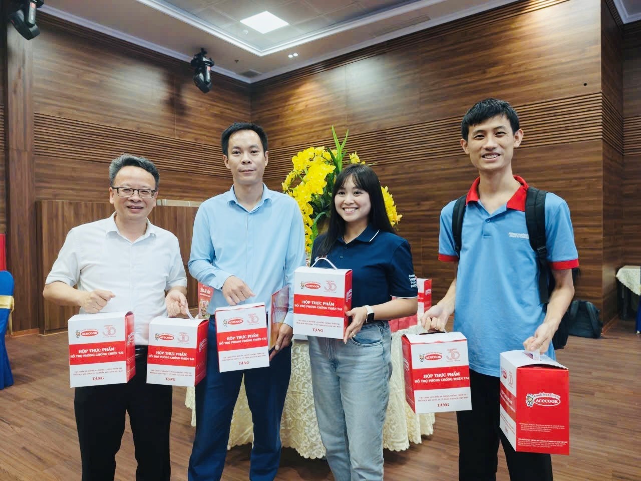 Đại diện Acecook Việt Nam giới thiệu hộp thực phẩm cứu trợ thiên tai đến quý phóng viên, người dân tại các chương trình tập huấn