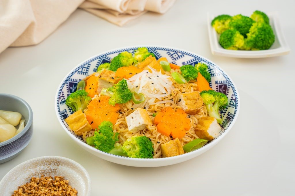 Để đảm bảo tính đa dạng và cân đối dinh dưỡng trong bữa ăn, người tiêu dùng nên kết hợp mì ăn liền với các thực phẩm thuộc những nhóm chất khác nhau